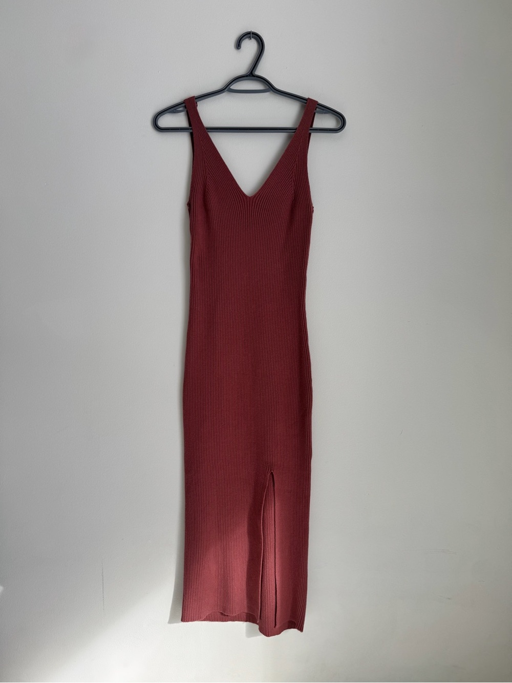 Dex Ribbed V-Neck Midi Sweater Dress in Burgundy